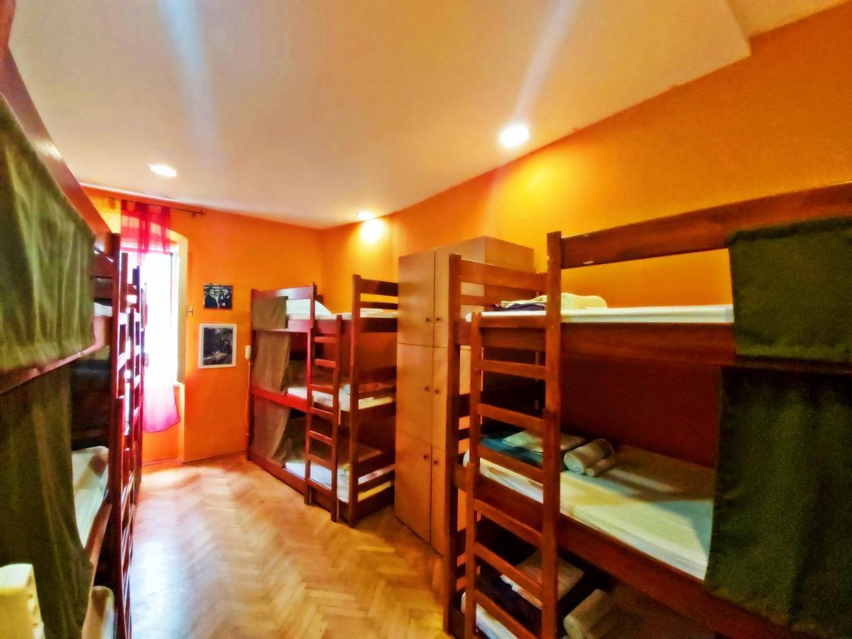 Hurricane Hostel Spalato Esterno foto